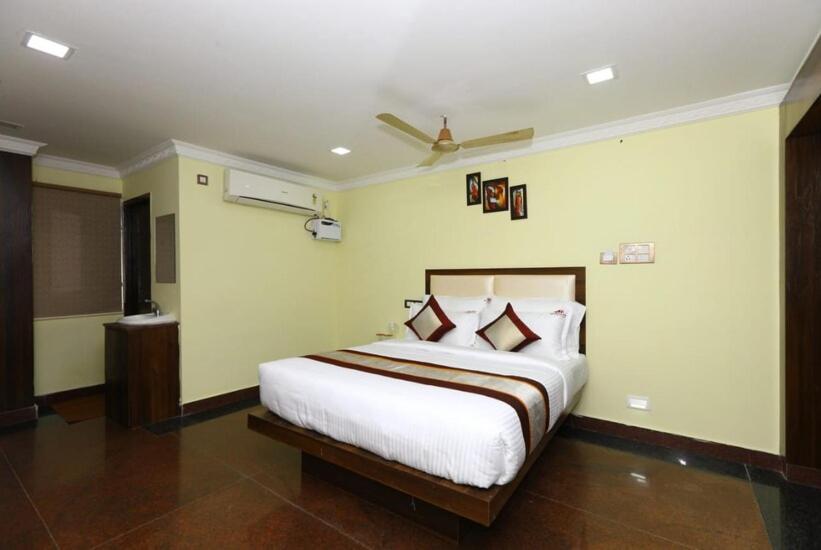 Hotel Titanium Tower Chennai Esterno foto